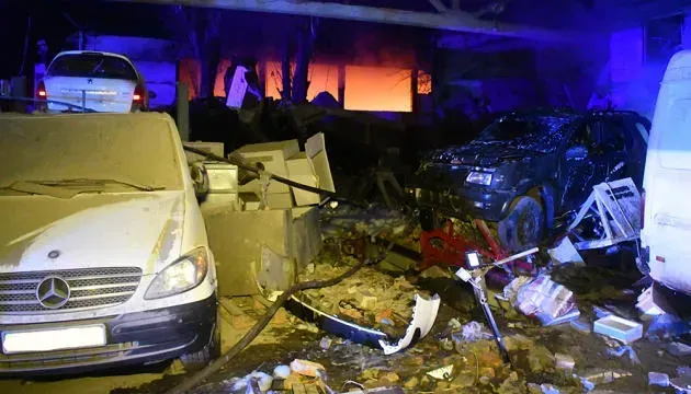 რუსებმა მიკოლაივი დაბომბეს, განადგურდა საწყობები, დაიწვა 10-ზე მეტი ავტომობილი