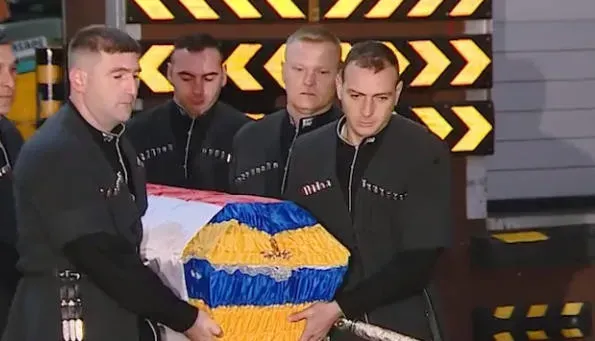 უკრაინაში დაღუპული ქართველი მებრძოლი ლევან სახელაშვილი სამშობლოში ჩამოასვენეს