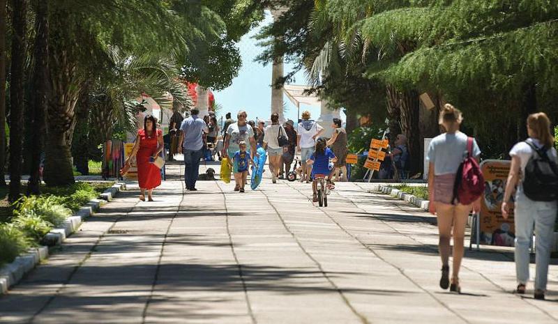 "სულ ნასვამები არიან, ქართულ სამზარეულოს თავიანთად ასაღებენ" - რუსი ტურისტების მწვავე კრიტიკა აფხაზეთზე, რომელიც სტატისტიკის მიხედვით, მათთვის ფავორიტი ადგილია?