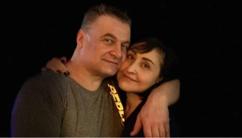 ოლგამ ერთ ღამეში დაკარგა ქმარი და მშობლები, მალე გაიგო, რომ იმავე ღამეს საკუთარ სახლში მოკლეს მისი და და სიძეც -  ის ახლობლების საფლავებს დღემდე ეძებს