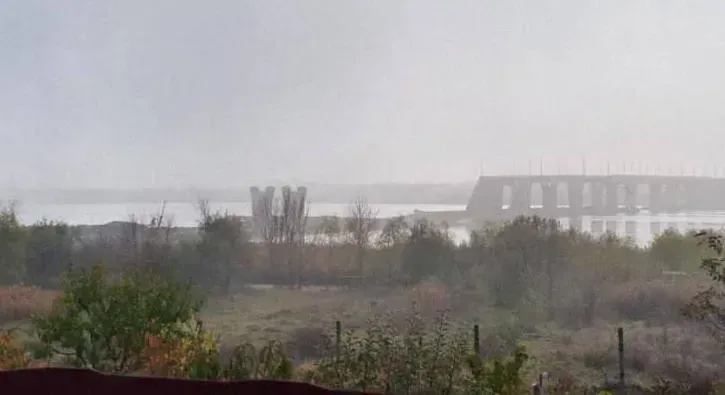 "მდინარე დნიპროზე გამავალი ანტონოვსკის ხიდი, რომელიც ხერსონის ოლქის მარჯვენა და მარცხენა სანაპიროებს ერთმანეთთან აკავშირებს, სავარაუდოდ, ააფეთქეს" - მედია