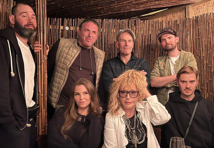 "გაქცეული ვარსკვლავების" ფოტო, რომელმაც რუსები გააღიზიანა - პუგაჩოვას, სობჩაკის ყოფილი ქმრისა და სხვა ცნობილების შეხვედრა ისრაელში: "სამშობლოს მოღალატეები"