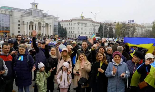 "აქ არც წყალია, არც ელექტროენერგია, მაგრამ განწყობაა ეიფორიული... ჩვენ არ ვართ მონები, ჩვენ უკრაინელები ვართ" - CNN ქალაქ ხერსონიდან ემოციურ კადრებს ავრცელებს