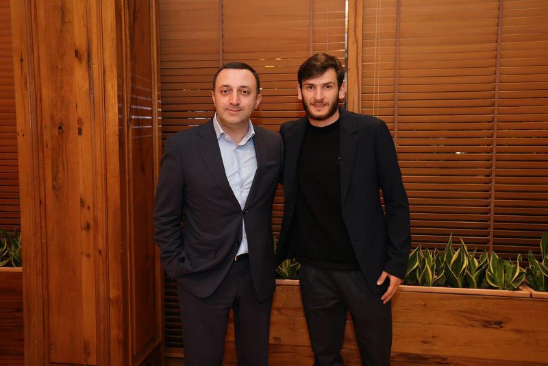 "ჩვენი საამაყო ხვიჩა კვარაცხელია!" - ირაკლი ღარიბაშვილი ფეხბურთის ქართველ ვარსკვლავთან ერთად გადაღებულ ფოტოს აქვეყნებს
