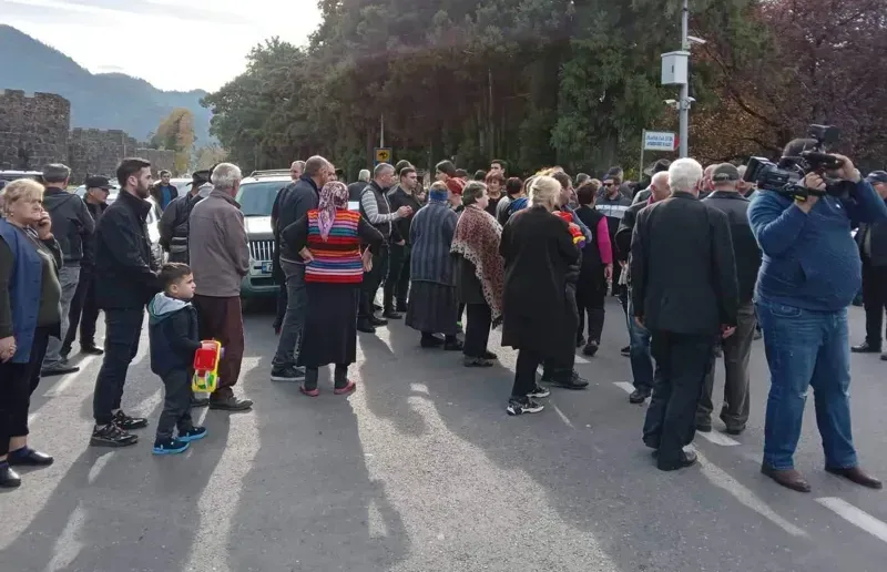 გონიოს ციხესთან ხმაური იყო - ადგილობრივებმა ბათუმი-გონიოს დამაკავშირებელი ცენტრალური გზა გადაკეტეს