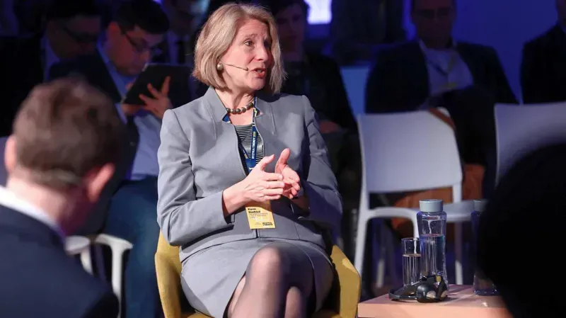 "კელი დეგნანის მიმართ აღმაშფოთებელი კრიტიკა ძირს გამოუთხრის ჩვენს შორის პარტნიორობას" - კარენ დონფრიდი