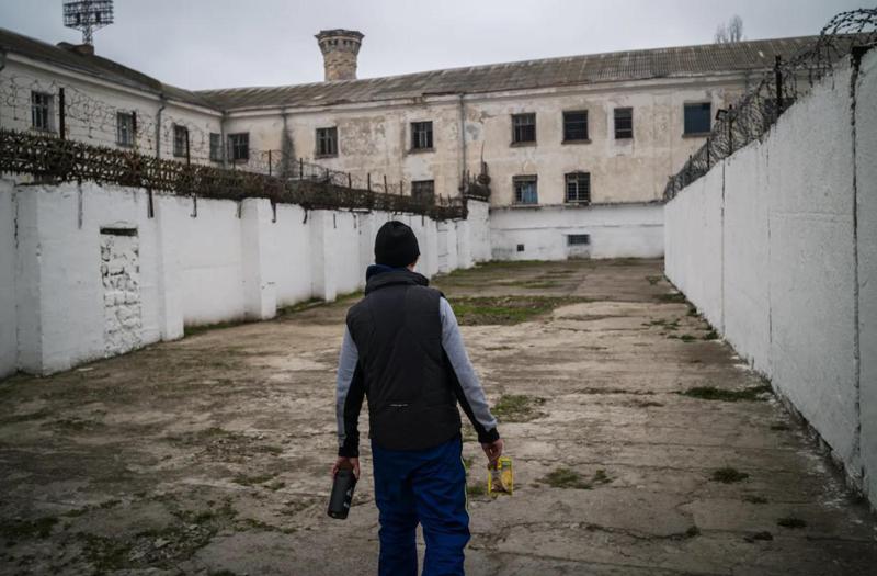 "დედამიწაზე ჯოჯოხეთი თუ არსებობს, ის აქ იყო" - როგორ აქციეს რუსმა ოკუპანტებმა ხერსონის არასრულწლოვანთა ციხე ჩვენი დროის საკონცენტრაციო ბანაკად