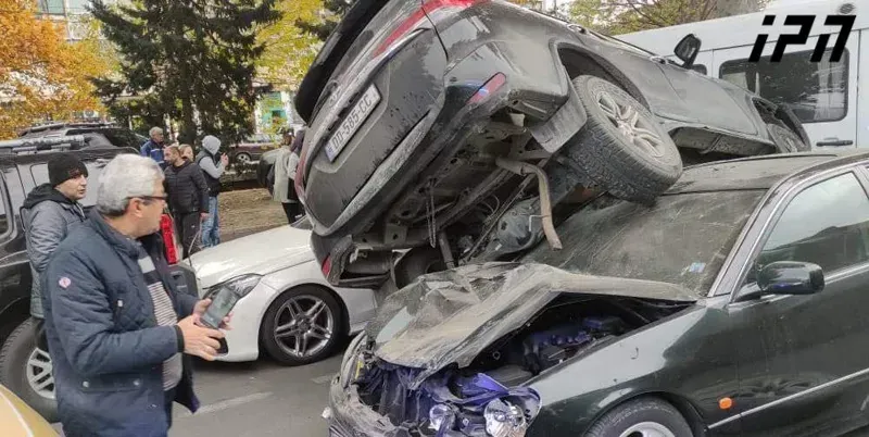 უმძიმესი ავარია გურამიშვილის გამზირზე, რის შედეგადაც 10 ავტომობილი დაზიანდა - არსებული ცნობით, ავტობუსის მძღოლი შეუძლოდ გახდა, რის გამოც მართვის კონტროლი დაკარგა (ვიდეო)