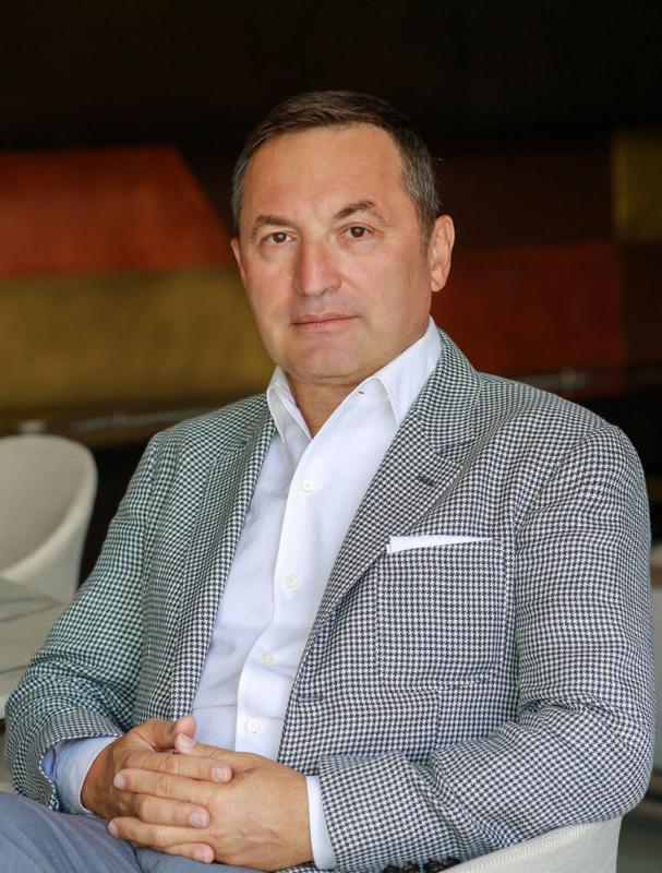 ოჩამჩირელი ბიჭი, რომელმაც საქართველოს "საკუთრებაში” მოაქცია და აბრუნებს, მართავს და ავითარებს ქვეყნისთვის გამორჩეულად მნიშვნელოვან აქტივებს - Forbes საქართველო ხვიჩა მაქაცარიაზე