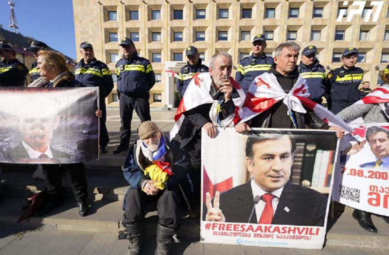 მთავრობის ადმინისტრაციასთან მიხეილ სააკაშვილის მხარდამჭერი აქცია - "თავისუფლება მიშას” მიმდინარეობს