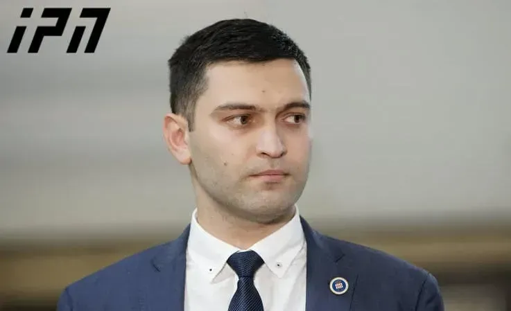 ახალგაზრდა მამაკაცის მკვლელობაში ბრალდებული დეტექტივის საქმის პროკურორის თქმით, არანაირი კანონისმიერი საფუძველი არ არსებობდა, ბრალდებულს იარაღის გამოყენებით დაეკავებინა პირი