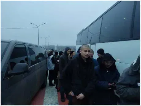 ტყვეთა მორიგი გაცვლა უკრაინასა და ოკუპანტებს შორის: გათავისუფლებულ 36 უკრაინელს შორის არიან სამხედროები, რომლებიც მარიუპოლს იცავდნენ და “აზოვსტალში” იბრძოდნენ