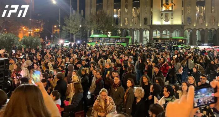 რა ხდება პარლამენტთან, სადაც ქალთა მიმართ სექსუალური ძალადობის წინააღმდეგ აქცია მიმდინარეობს (ფოტოები)