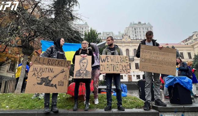 რუსეთის მოქალაქეების აქცია თბილისში - მათ უკრაინაზე თავდასხმა გააპროტესტეს: "პუტინი ტერორისტია" (ფოტოები)
