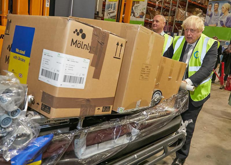 "უკრაინის საავადმყოფოებს ჩვენი მხარდაჭერა სჭირდება" - ბორის ჯონსონმა უკრაინაში გასაგზავნი ჰუმანიტარული დახმარების დატვირთვაში მიიღო მონაწილეობა