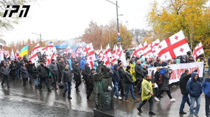 მიხეილ სააკაშვილის მხარდამჭერი აქციის მონაწილეები "ქართული ოცნების" ოფისთან მსვლელობით მივიდნენ