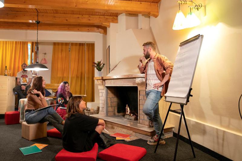 ინგლისური ენის უფასოდ შესწავლის შესაძლებლობა „ბექას სკოლაში“ - პროგრამები, რომლებიც ასობით ადამიანს დაეხმარა