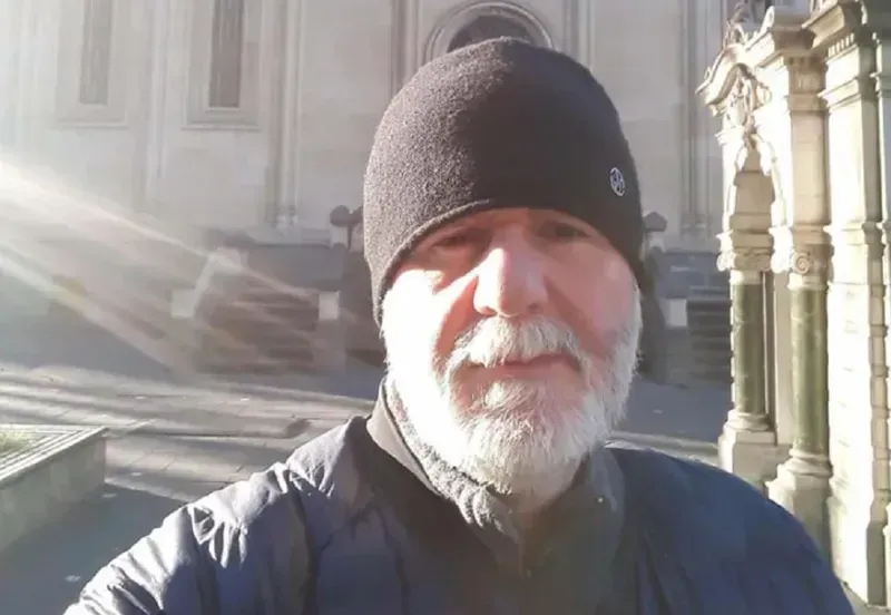 "ნაძვის ხეც უნდა დაიდგას, ქალაქიც განათებული უნდა იყოს. მწუხრი და სიხარული გვერდიგვერდ არიან, იზეიმონ ადამიანებმა, იმედი არ დაკარგონ" - რას წერს უკრაინაში დაღუპული ქართველი მეომრის მამა