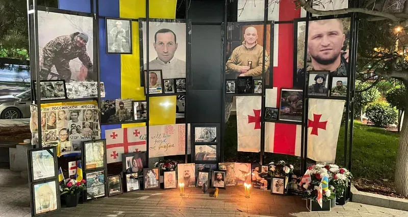 თბილისის მერიამ უკრაინაში გარდაცვლილ ქართველ მეომართა ფოტოსურათები გმირთა მოედანზე გადაიტანა: "მათი განთავსება სადღესასწაულო სივრცეში, არანაირ ჩარჩოში არ ჯდება"