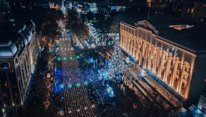 დედაქალაქის მთავარი ნაძვის ხე საზეიმოდ აინთო - რა ხდება რუსთაველის გამზირზე, პარლამენტის შენობის წინ (live)