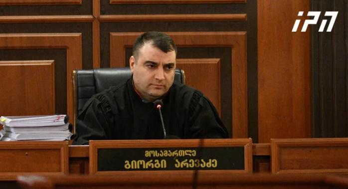 "1 თვე არ სჭირდება მტკიცებულებების გაცნობას" - მოსამართლე ამბობს, რომ სააკაშვილის ადვოკატს "დიდ ნაწილში" ეთანხმება: რა განაცხადა არევაძემ პროცესზე?