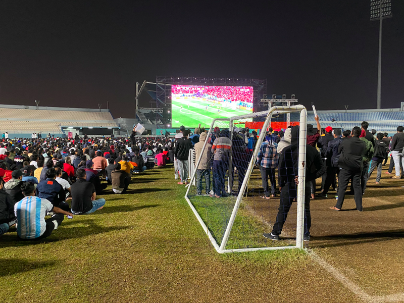 "ჩემი ხელფასით მხოლოდ ერთი მატჩის ბილეთს ვიყიდდი" - საგულშემატკივრო ადგილი კატარში ღარიბი მიგრანტებისთვის და ფეხბურთი მათთვის, ვინც დიდ სტადიონზე ვერ მიდის