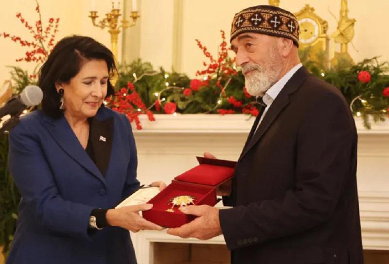 "სწორედ ახლაა პოეზიის დრო - პოეზია არის ის, რამაც შეიძლება გაგვაერთიანოს" - სალომე ზურაბიშვილმა ტარიელ ხარხელაური ბრწყინვალების ორდენით დააჯილდოვა