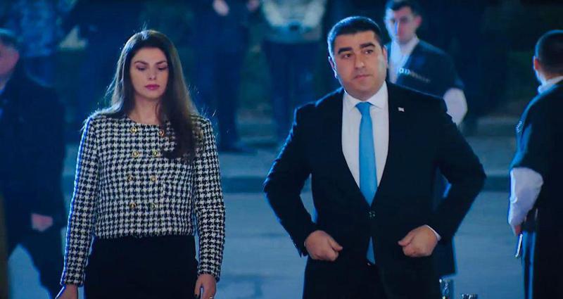 შალვა პაპუაშვილი ცოლთან ერთად ორბელიანის სასახლეში საახალწლო მიღებაზე - რა კადრებს აქვეყნებს პარლამენტის თავმჯდომარე