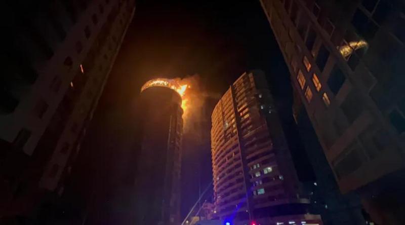 ხანძარი ბათუმში: "ქარია და არის საფრთხე რომ გადავიდეს სხვა კორპუსებზე" - ადგილობრივების ინფორმაციით, მოსახლეობის ევაკუაცია მიმდებარედ შენობებიდანაც მიმდინარეობს