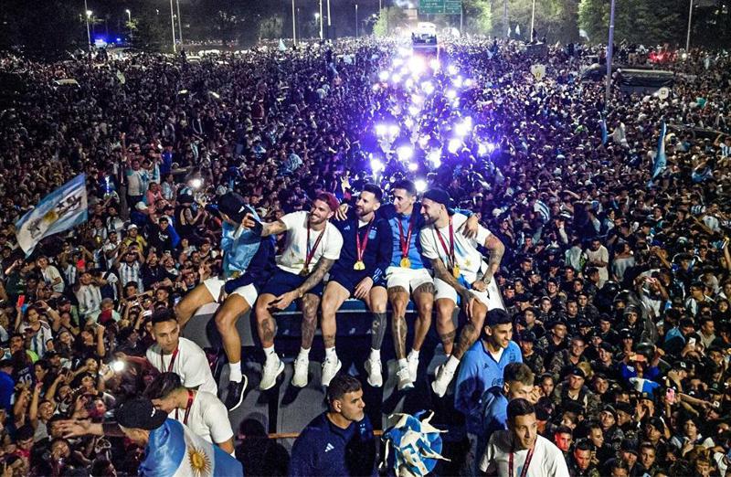 როგორ დახვდნენ არგენტინელ ფეხბურთელებს ბუენოს-აირესში - ზეიმი ქუჩებში და გაღმერთებული ფეხბურთელები (ფოტო, ვიდეო)