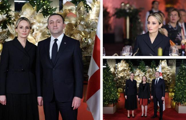 პრემიერმა მეუღლესთან ერთად ელჩებს საახალწლო მიღებაზე უმასპინძლა (ფოტოები)
