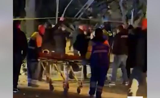 რუსთავში საცხოვრებელი კორპუსის ნაწილი ჩამოინგრა - არსებული ინფორმაციით, არიან დაშავებულები