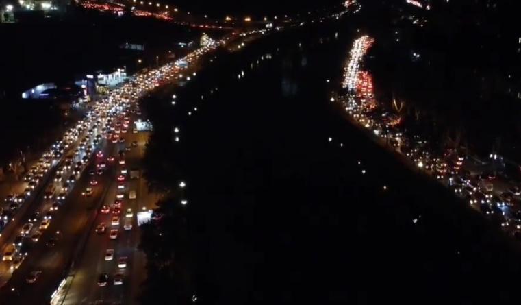 "ქალაქი დგას... მანქანიდან გადადის ხალხი" - კილომეტრიანი საცობები თბილისის ქუჩებში: რას წერენ და რა კადრებს აქვეყნებენ მოქალაქეები?