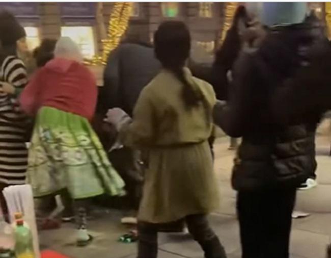 "მათ სპეციალურად წვრთნიან... ეს კარგად აწყობილი კრიმინალური ბიზნესია“ - თბილისში ბოშების ტურისტებზე თავდასხმის მორიგი კადრები ვრცელდება: ვინ არიან ეს ბავშვები და საიდან შემოდიან საქართველოში?