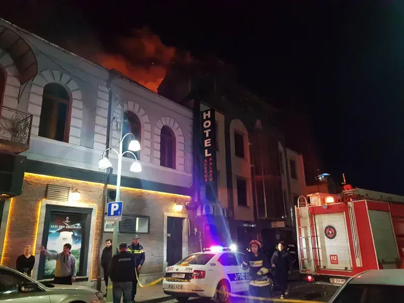 ქუთაისის ცენტრში ერთ-ერთ სასტუმროში ხანძარია