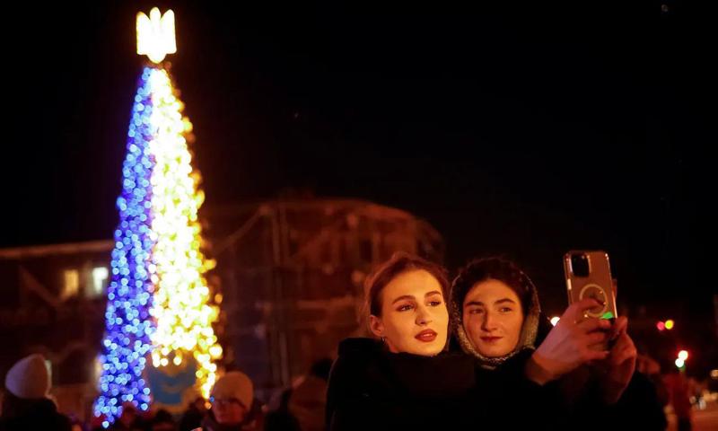 "შინ შუქი არ გვაქვს. სიბნელეში ჯდომას, აქ ყოფნა სჯობია" - როგორ აღნიშნავენ უკრაინელები შობა-ახალ წელს საჰაერო თავდასხმების ფონზე?