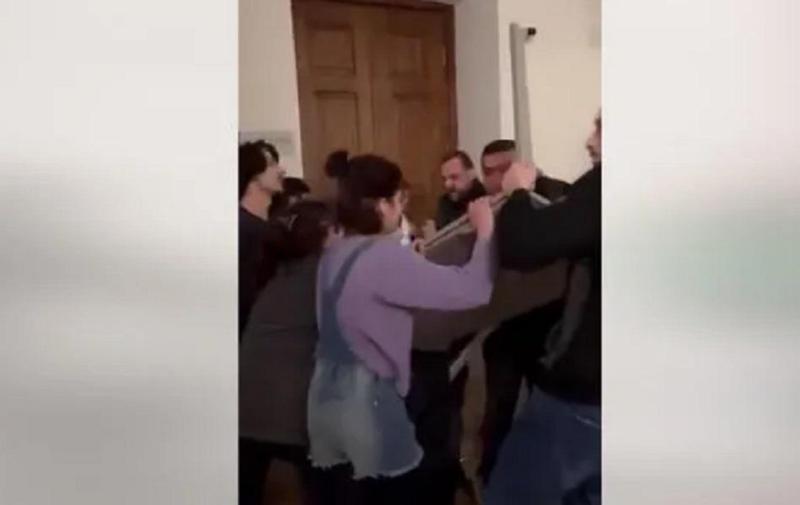 "თსუ-ის დაცვის უფროსმა სიტყვიერი და ფიზიკური შეურაცხყოფა მიაყენა სტუდენტებს" - დაპირისპირება უნივერსიტეტში რექტორის არჩევნებთან დაკავშირებით (ვიდეო)