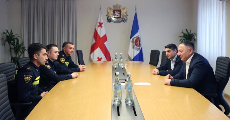 "ასეთი პოზიტიური და უანგარო სიკეთის ამბებით სრულდება 2022 წელი" - შს მინისტრი იმ პატრულებს შეხვდა, რომლებმაც ბოლო კვირაში ორი ადამიანის სიცოცხლე იხსნეს