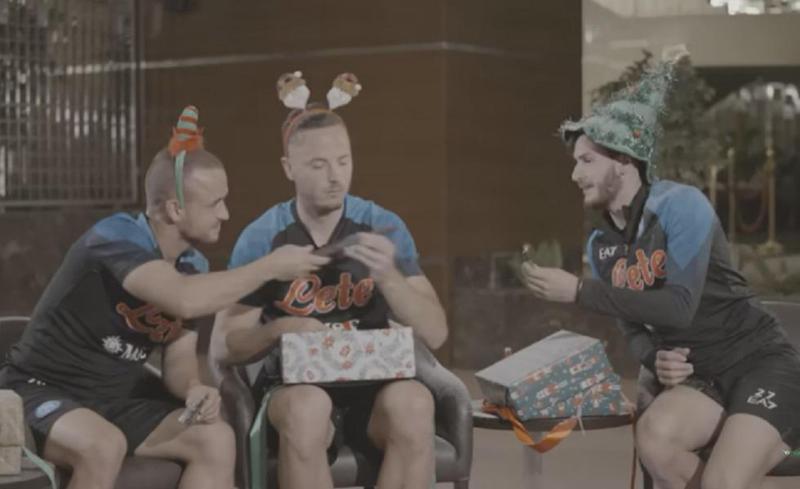 "ჩურჩხელა", "ტყლაპი", "ახალი წელი" - ხვიჩა კვარაცხელია ნეაპოლელ თანაგუნდელებს ქართულად საუბარს ასწავლის (ვიდეო)