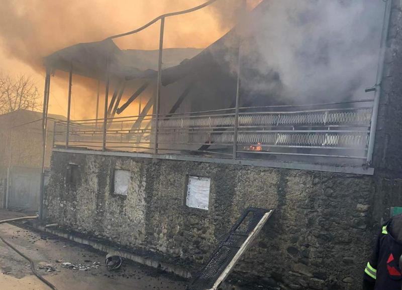 ხანძარი თელავში - გარდაცვლილია ახალგაზრდა მამაკაცი: ცეცხლი საცხოვრებელ სახლში გაჩნდა