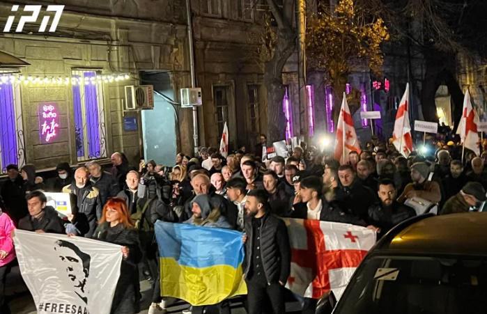 აქციის მონაწილეები მთავრობის ადმინისტრაციიდან ბიძინა ივანიშვილის ბიზნეს-ცენტრამდე მსვლელობას მართავენ