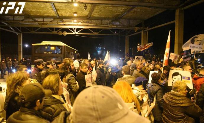 რა ვითარებაა ბიძინა ივანიშვილის ბიზნესცენტრთან, სადაც მიხეილ სააკაშვილის სოლიდარობის აქციის მონაწილეები მივიდნენ