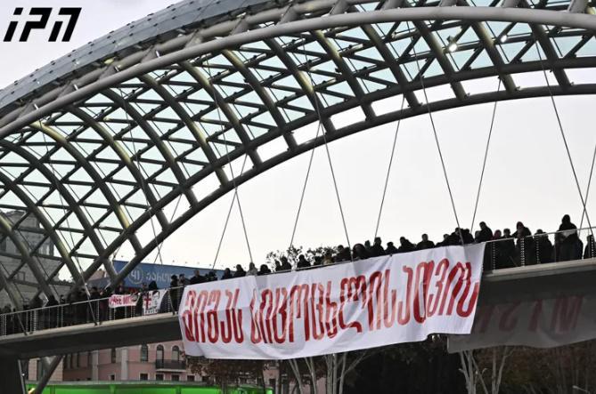 მშვიდობის ხიდიდან ბანერი "მიშას სიცოცხლისთვის" გადმოფინეს - რა ხდება სააკაშვილის მხარდამჭერ აქციაზე?