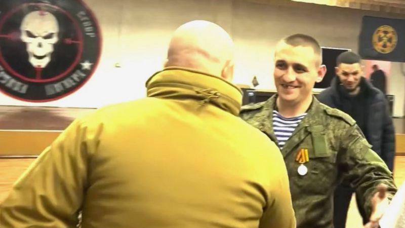 რა ხდება ცნობილი შეწყალებულ პატიმარზე, რომელიც უკრაინაში იბრძოდა: პრიგოჟინის "ვაგნერის" ერთ-ერთი მკვლელის ისტორია - "საშინელი ადამიანი", რომლის გამოჩენამაც ნაცნობები დაზაფრა