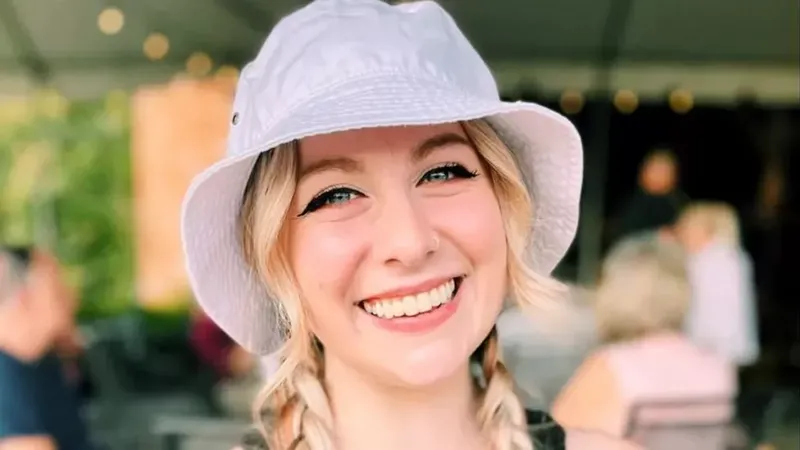 აშშ-ში პირველკლასელმა მოსწავლემ მასწავლებელს ცეცხლსასროლი იარაღიდან ესროლა - როგორია მძიმედ დაჭრილი ახალგაზრდა ქალის მდგომარეობა და რას აცხადებენ მომხდარზე