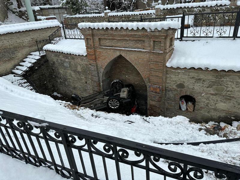თელავში მანქანა მოცურდა და რამდენიმე მეტრის სიმაღლიდან გადავარდა - მომხდარს მძღოლი სასწაულებრივად გადაურჩა (ფოტოები ადგილიდან)