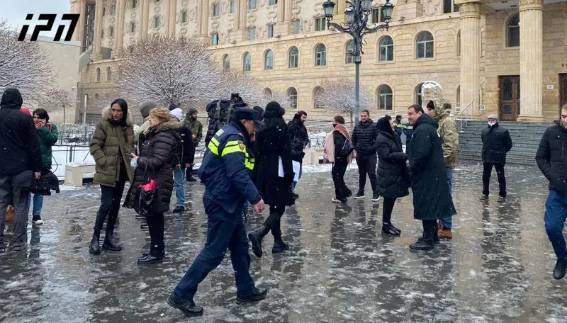 რა ხდება თბილისის საქალაქო სასამართლოსთან, სადაც პროცესის პარალელურად მიხეილ სააკაშვილის მხარდამჭერები არიან შეკრებილი