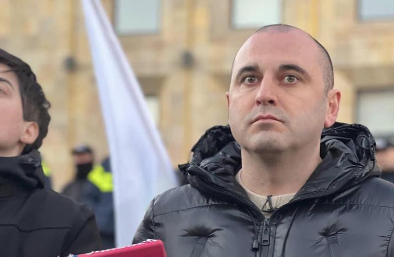 "სააკაშვილს ოფიციალურად აპატარავებენ... მის სიმაღლეს 2 სანტიმეტრი მოაკლეს, რათა დოკუმენტაციები გააყალბონ" - ლევან ხაბეიშვილი