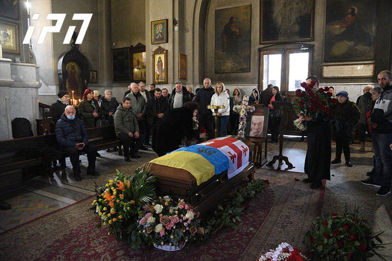 ფოტოები ქაშვეთის ეკლესიიდან, სადაც ბუბა კიკაბიძის სამოქალაქო პანაშვიდი მიმდინარეობს