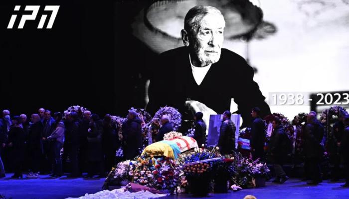 "უკანასკნელი მეფაიტონე ემშვიდობება თბილისს" -  ბუბა კიკაბიძის პანაშვიდი და ფოტოები ფილარმონიის დიდი საკონცერტო დარბაზიდან